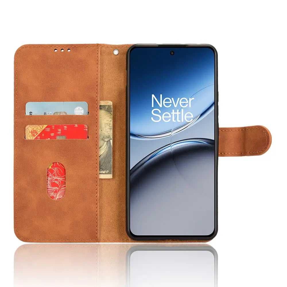 Ruskea lompakko suojakotelo OnePlus Nordille korttipaikoilla ja älypuhelimella